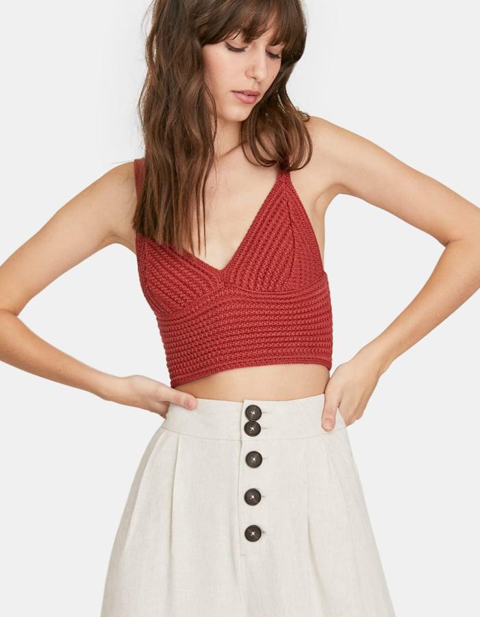 Bralette de crochet en color teja y con tirantes finos, 12,99 euros.