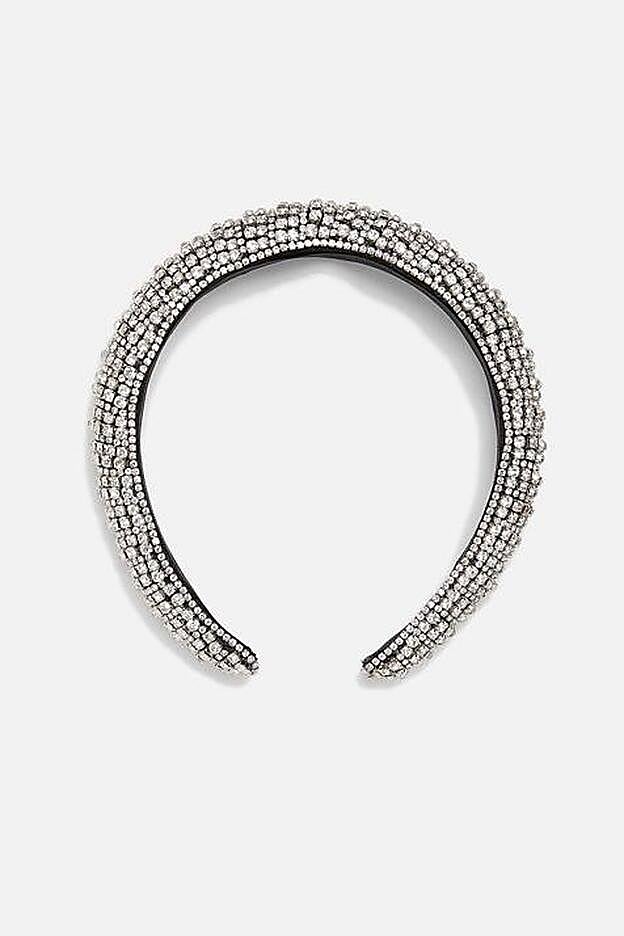 Diadema con aplicaciones brillantes de Zara que parece sacada del desfile de Prada (17,95 euros).