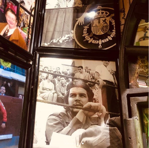 Jessica Alba captura y comparte con sus seguidores una foto del Che Guevara de lo que podría ser una visitia a la ciudad.