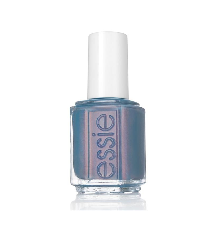 Este tono particular de esmalte de uñas es un azul cerúleo con brillo ámbar. Su calidad iridiscente hace que el color parezca cambiar según le de la luz. Su fórmula es resistente y duradera, a prueba de roces y golpes. Color: Blue-Tiful Horizon. (14 €).