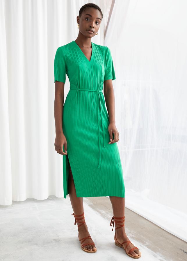 Un verde brillante levanta cualquier look. Y este vestido será tu mejor comodín para los días de oficina de verano. Costaba 59 y se ha quedado en 41.
