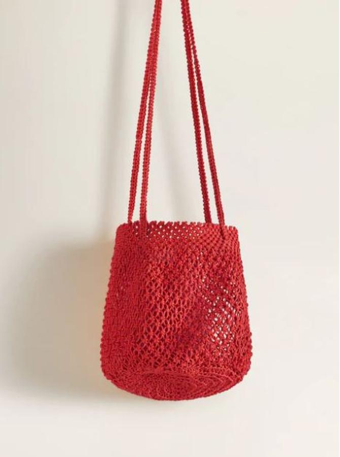 De crochet muy ligero y perfecto para el verano, este bolso de Mango es uno de los más cómodos y, además, está rebajado (9,99 euros). Existe en tres colores: rojo, amarillo y crudo, pero este último ya está agotado en web.