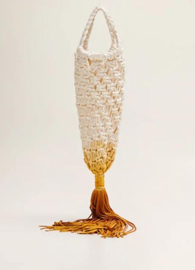 Dentro de lo que llamamos bombonera también está este tipo de bolso de red gruesa, de forma alargada que termina en flecos. Lo que muchos llaman bolso macetero. Este es de Mango (25,99 euros).