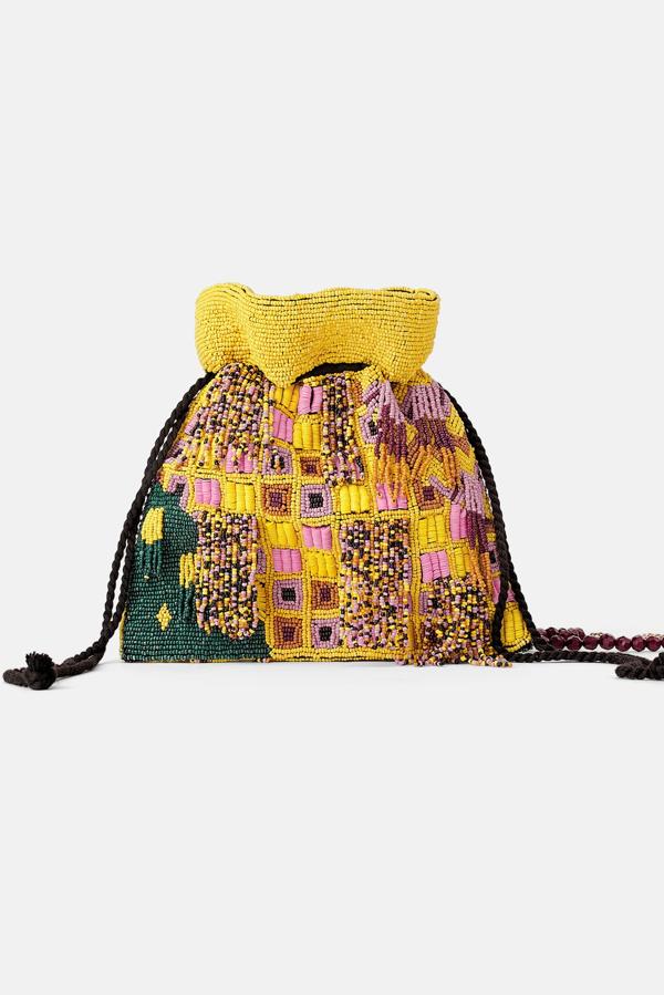 Este modelo multicolor es el perfecfo bolso de invitada de verano. También te quedará ideal si lo llevas cualquier noche con un sencillo vestido negro y dejas que el bolso sea el centro de atención (39,95 euros) en Zara.