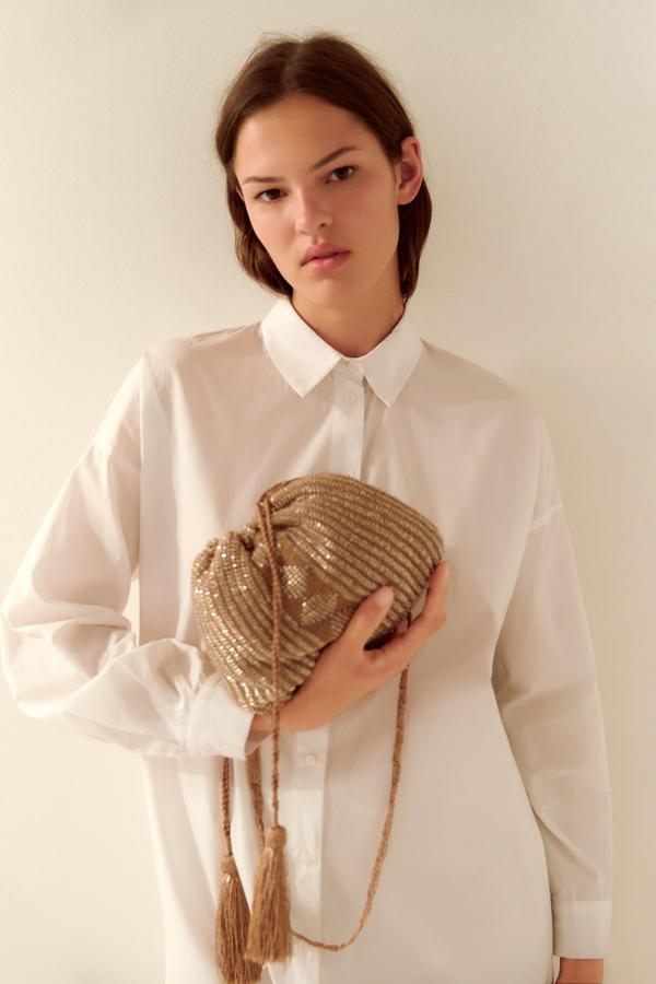 En dorado, la foto de Zara demuestra que no solo es para un look de fiesta. También queda ideal con una sencilla camisa blanca masculina (39,95 euros).