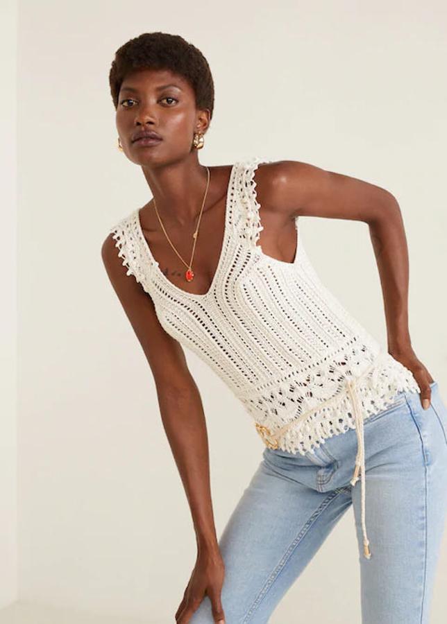 Top crochet con escote en pico y tirantes, 22,99 euros.