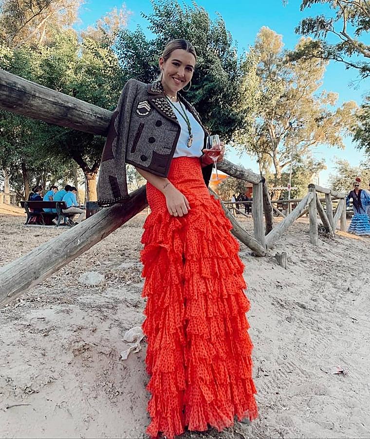 Alba Díaz ha puesto su sello personal en cada uno de sus looks en El Rocío, y este de amazona no iba a ser menos: a su falda de volantes con lunares y su camiseta blanca le ha sumado una chaquetilla de montar... con detalles 'rockeros' de tachuelas y cadenas.