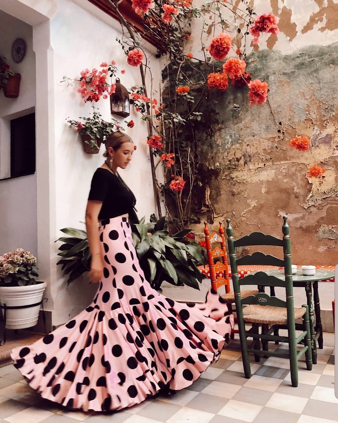 Alba Díaz ha apostado por un look de flamenca tradicional, con una imponente falda rosa de lunares. Eso sí, la hija de Vicky Martín Berrocal le ha dado un 'twist' de estilo muy juvenil al combinarla con una sencilla camiseta negra anudada.