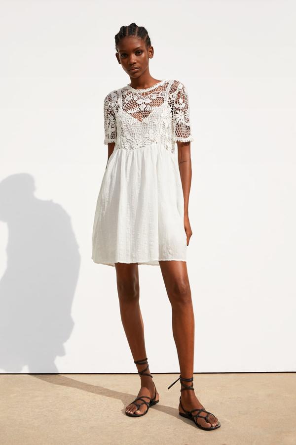 Vestido combinado de crochet en blanco roto y con manga corta, 39,95 euros.