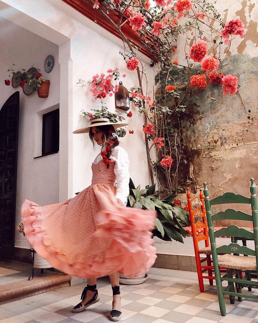 Estaba claro que Madame de Rosa no iba a elegir el típico vestido de flamenca para su primera vez en El Rocío. Pero, aunque transgresor, ¿puede ser más maravilloso este diseño de Cristo Báñez con vestido rosa palabra de honor y blusa blanca debajo? Además, atención a los complementos perfectos: una maxi pamela de Jacquemus y unas alpargatas de Zara.