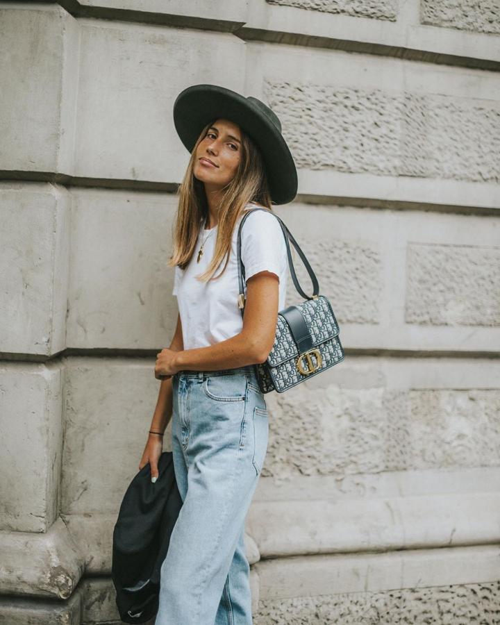 Belén Hostalet dio vida a su outfit básico de jeans y camiseta blanca con un sombrero negro.