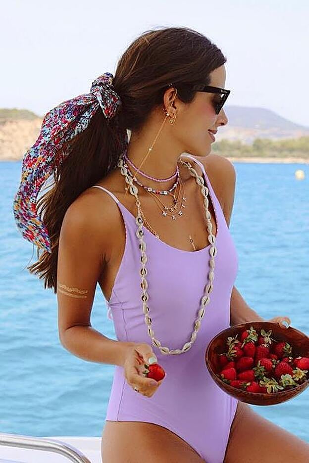 La influencer María Fernández-Rubíes posaba en Instagram con un bañador lila de la firma de baño portuguesa Caia.