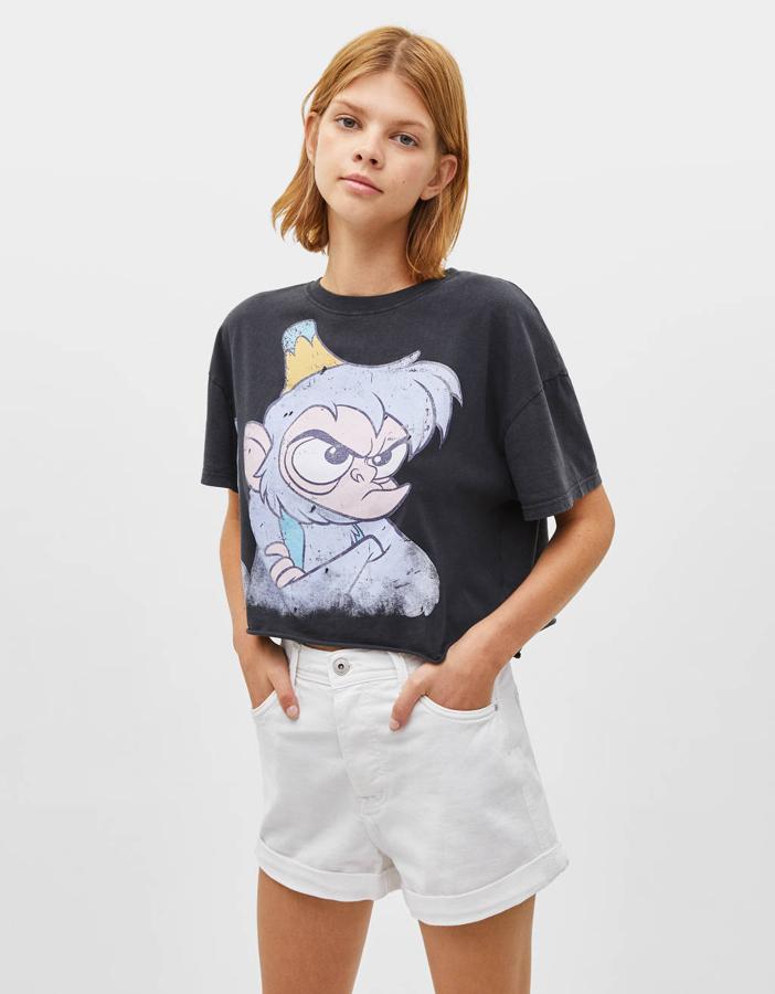 Estos shorts blancos con vuelta y silueta mom fit te sentarán como un guante. Son de Bershka y cuestan 15.99 euros.