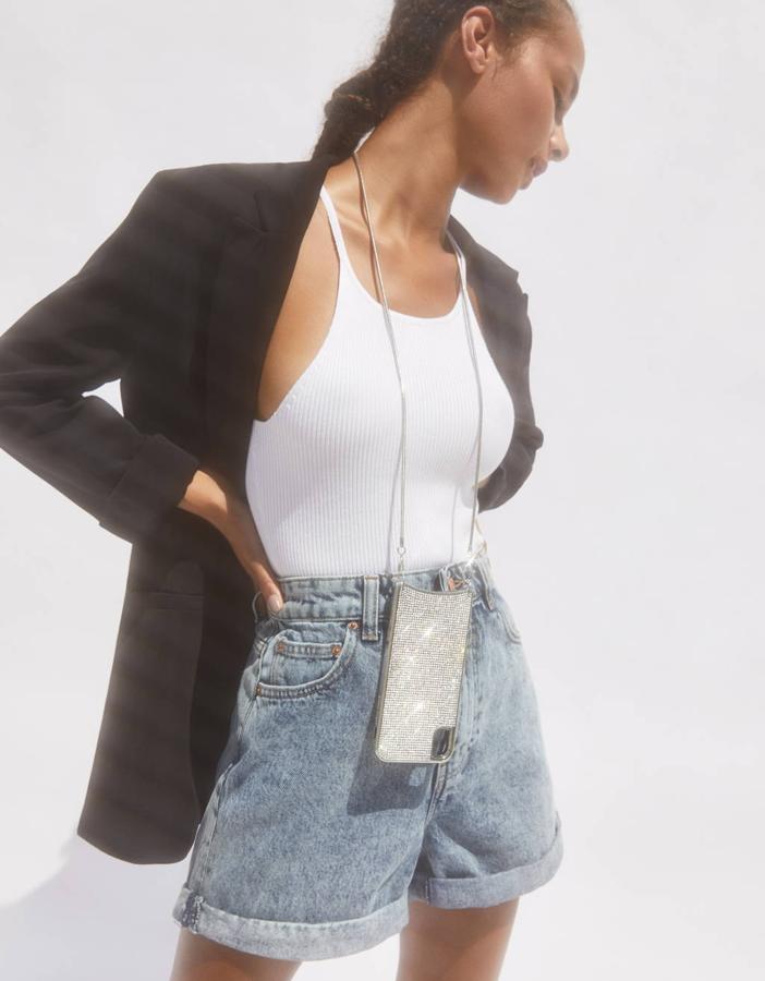 En versión vintage con acabado 'acid denim' y con vuelta, de Bershka (17.99 euros).