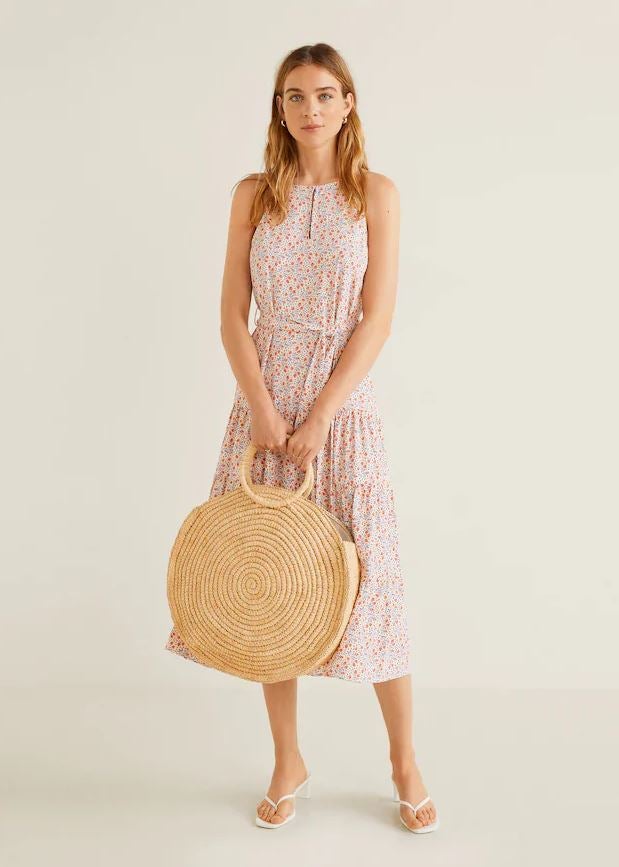 Las más románticas van a tener un flechazo absoluto con este vestido midi con estampado de flores en tonos pastel. En Mango cuesta 49.99 euros.