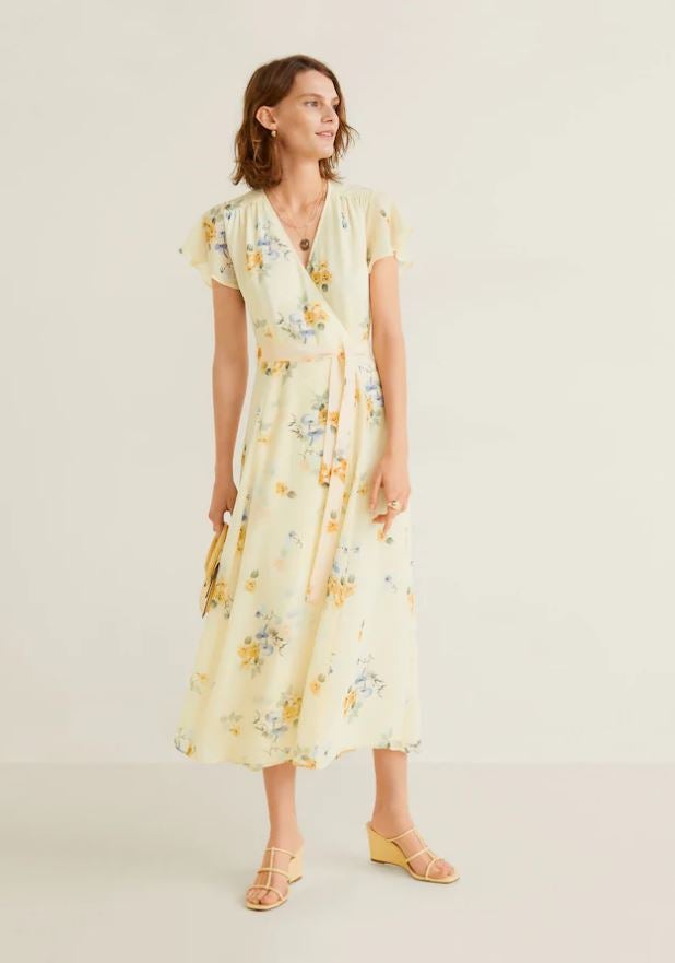 Este vestido midi amarillo vainilla con estampado de flores enamoró a  Laura Escanes  y nos dejó uno de sus mejores looks premamá. A nosotras nos encanta (y cuesta 49.99 euros en Mango).