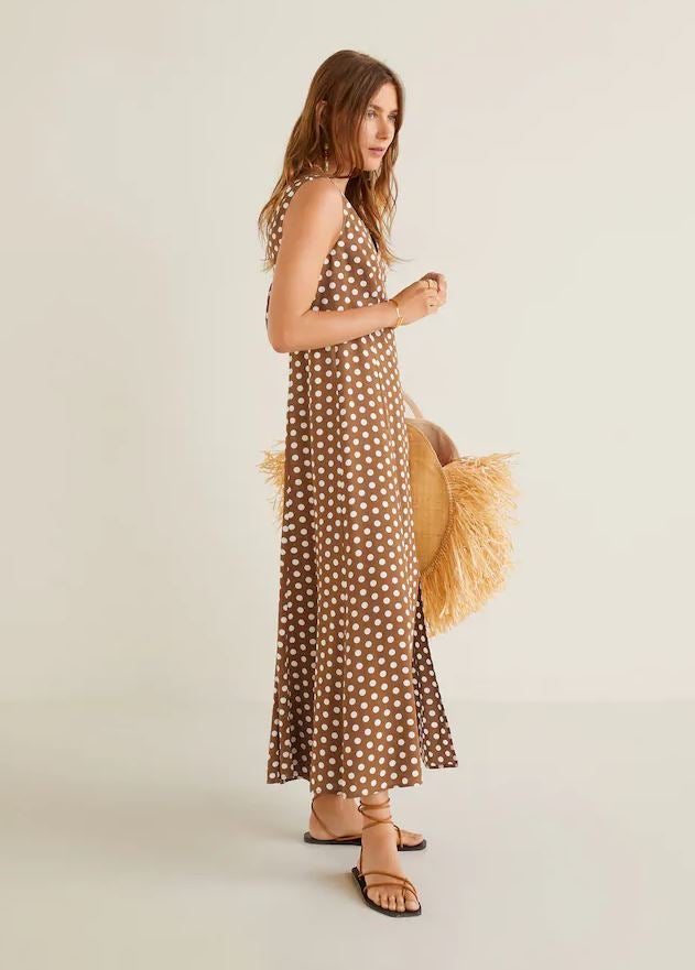 El vestido midi de lunares lleva un par de veranos de plena tendencia, y sienta tan bien que lo entendemos... Este de Mango cuesta 29.99 euros.