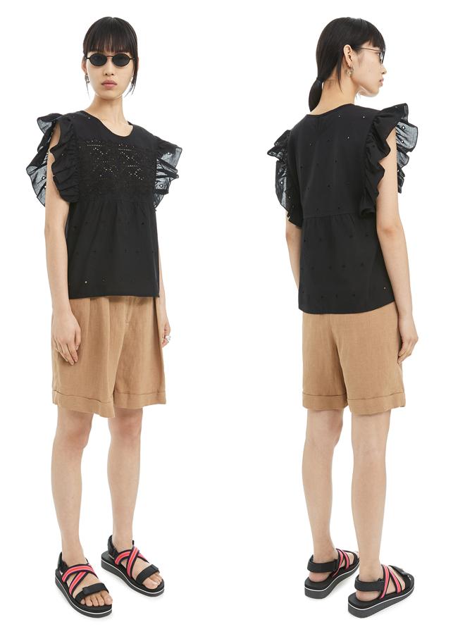 Esta blusa negra con detalles perforados y volantes en las mangas pasa de 65 a 32 euros en las rebajas de verano de Bimba y Lola.