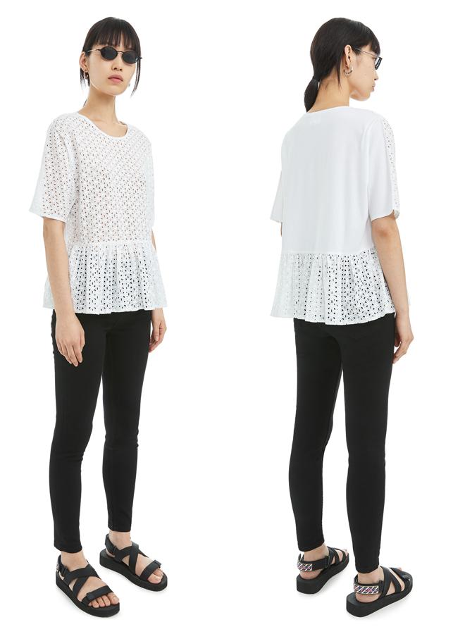 Esta blusa blanca calada de encaje ingles pasa de 65 a 32 euros en las rebajas de verano de Bimba y Lola.