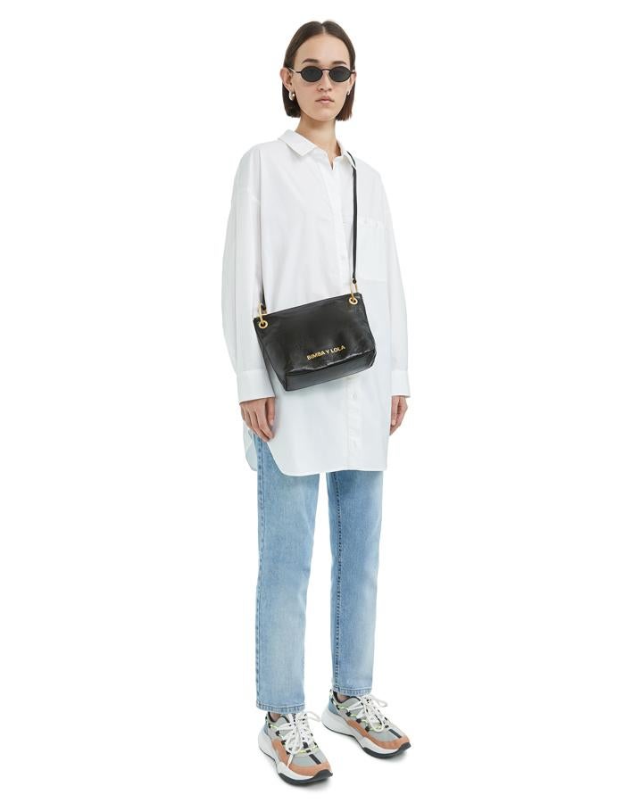 Este bolso de piel negra pasa de 155 a 93 euros en las rebajas de verano de Bimba y Lola.