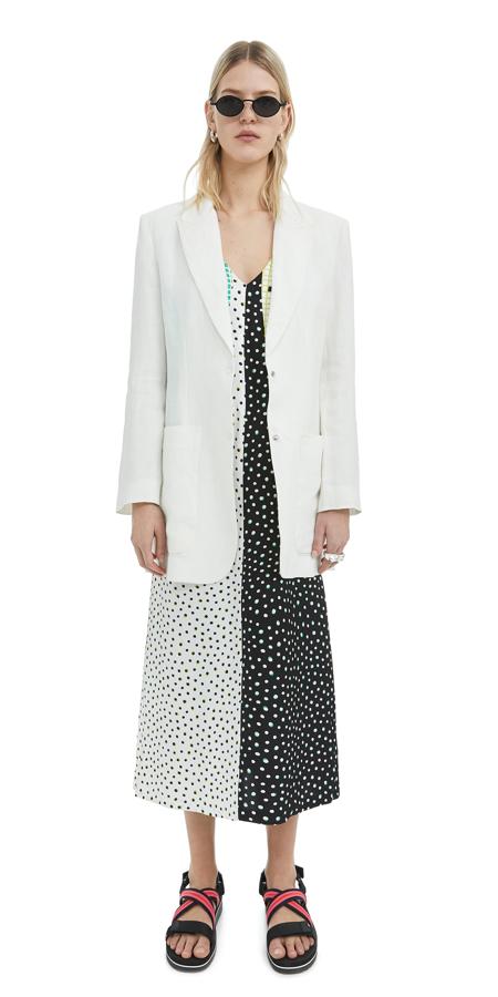 Esta americana de lino blanco pasa de 250 a a 150 euros en las rebajas de verano de Bimba y Lola.