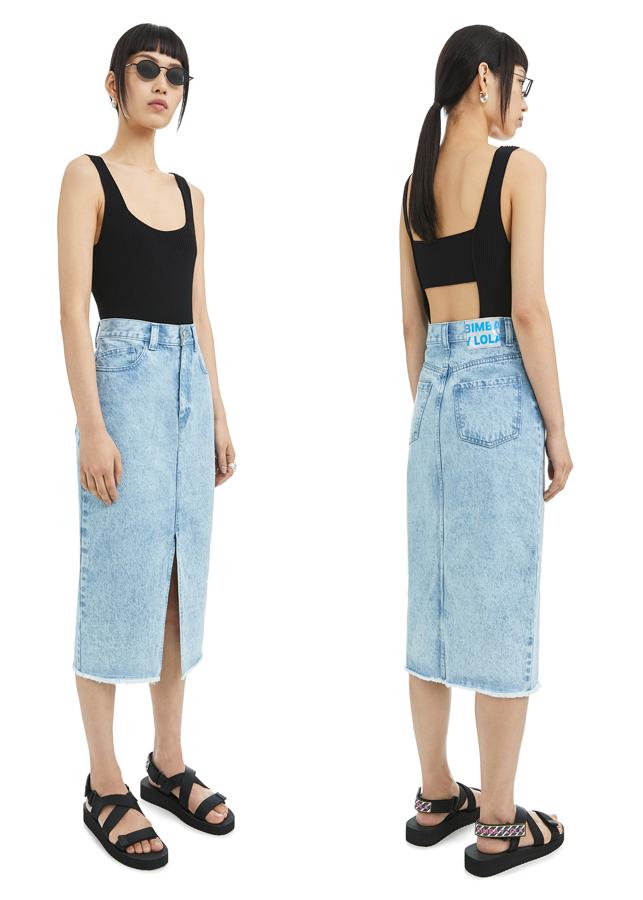 Esta falda vaquera de silueta lápiz con abertura delantera pasa de 95 a 57 euros en las rebajas de verano de Bimba y Lola.