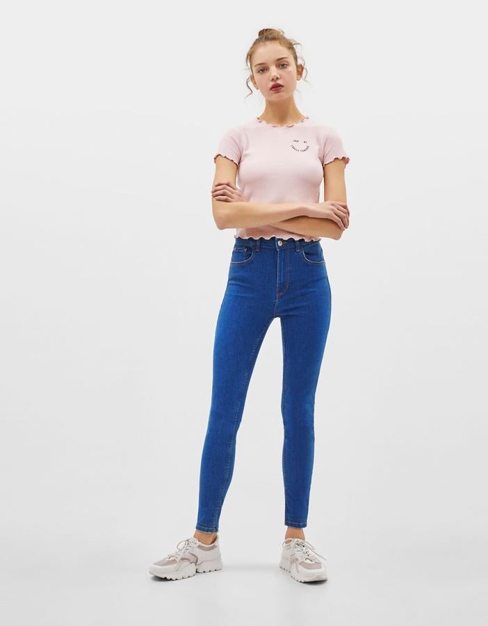 Jeans skinny high waist en color azul lavado, 13,99 euros.
