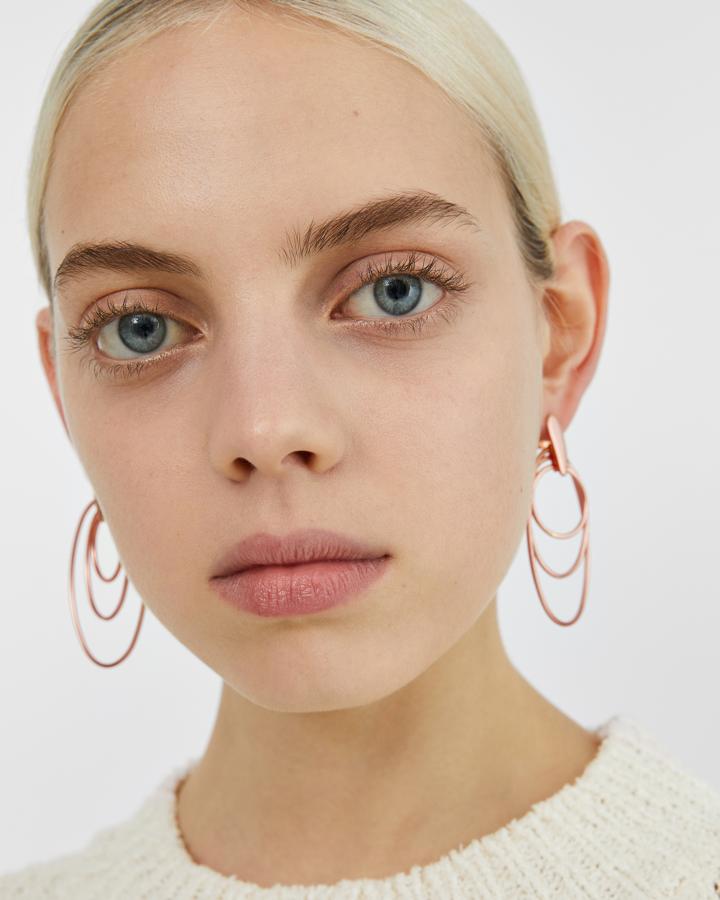 Estos aros en oro rosa pasan de 45 a 22 euros en las rebajas de verano de Bimba y Lola.