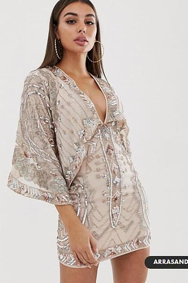 Minivestido con manga estilo kimono y capa con adornos, 109,99 euros.