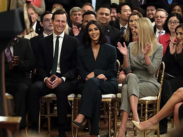 Kim Kardashian junto a Ivanka Trump.