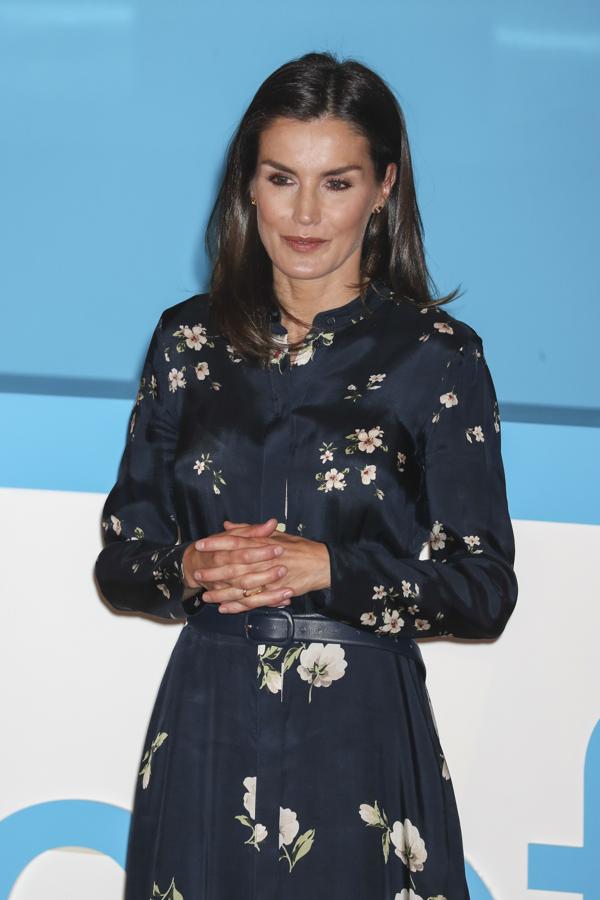 Letizia arrancó su semana de estilo con sorpresa: esperábamos que estrenara alguna de las prendas que había comprado en  su tarde de 'shopping' en Mango , pero no. La Reina repitió su  vestido de flores de Massimo Dutti , el mismo que estrenó hace unos meses  en la misa de Pascua en Palma , y lo volvió a lucir con un cinturón a tono que marcaba su silueta.