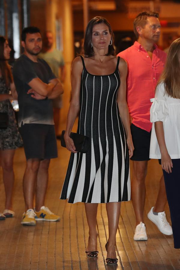 El sábado 3 de agosto por la noche Letizia acudió al Auditorio de Palma junto a doña Sofía, la Princesa Leonor y la Infanta Sofía a la representación de 'El Lago de los Cisnes', de Tchaikovsky, interpretada por el Ballet de Moscú. Para esta cita, la Reina eligió uno de los vestidos más sexys que le hemos visto hasta la fecha: este diseño black&white que hace tipazo y realza el escote.