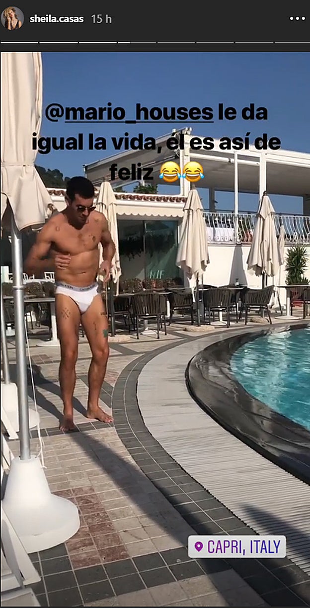 Mario Casas disfrutando de un día de piscina con su hermana Sheila Casas en Capry, Italia.