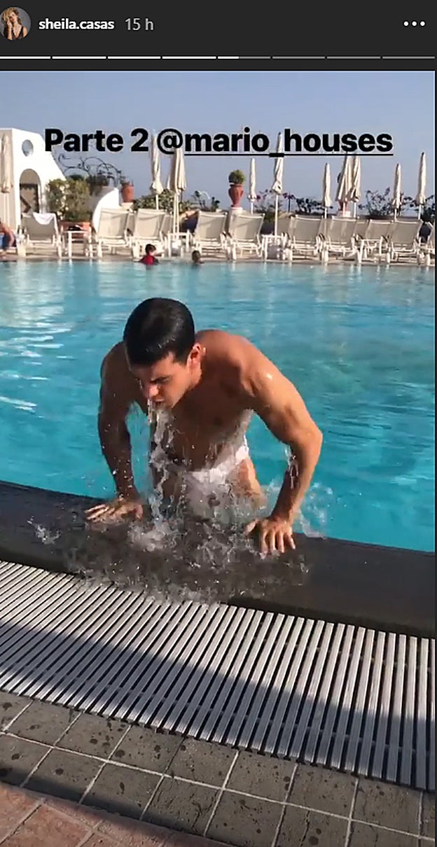 Mario Casas disfrutando de un día de piscina con su hermana Sheila Casas en Capry, Italia.