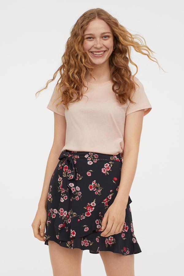 La clásico cruzada con detalle de volante, con fondo negro y flores en tonos rojos y rosas. De H&M (19,99 euros):
