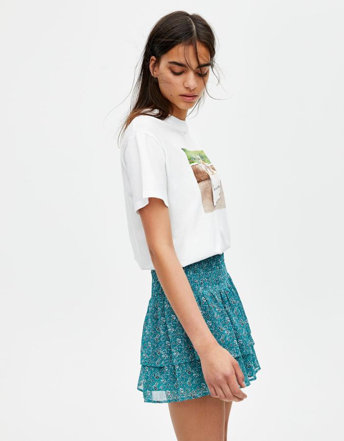 Con goma en la cintura para una comodidad máxima y dos volantes de gasa estampada. Es de  Pull&Bear y cuesta 22,99 euros .