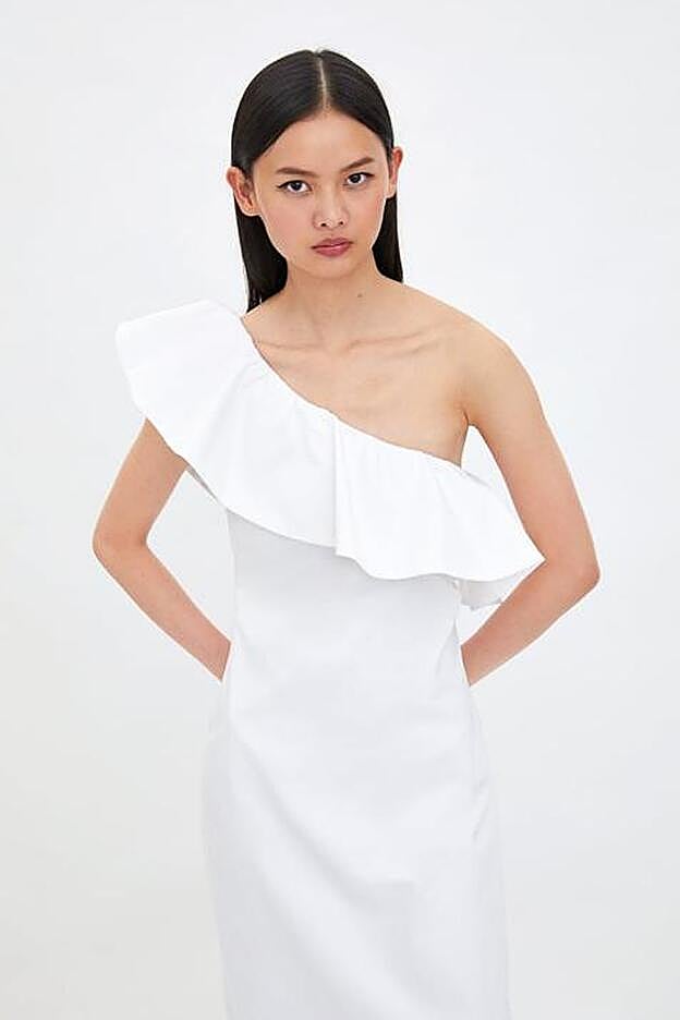 Vestido de escote asimétrico con volante, 29,95 euros.