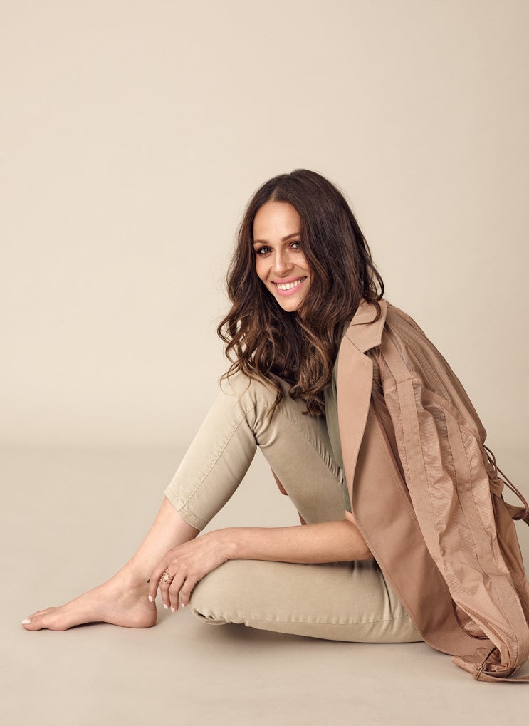 Polo de punto de Ángel Schlesser, pantalón de Cortefiel, chaqueta de Sportmax y anillos de Suarez.