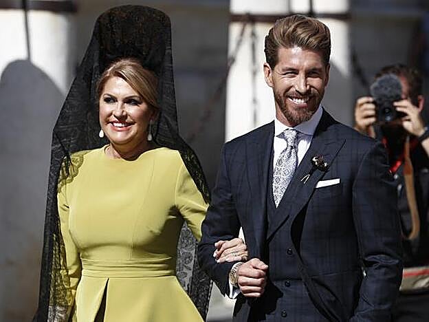 Sergio Ramos acompañado de su madre y madrina antes de entrar a la catedral.