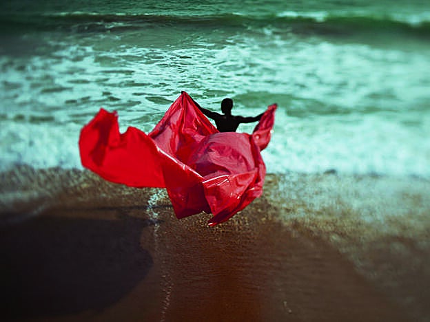 Una imagen de su serie Midnight at the Crossroads (2016), disparada en la playa de Ouidah (Benín) en colaboración con Bruno Morais. África aparece a menudo en sus trabajos, siempre desde una visión anticolonial, apreciando su belleza e idiosincrasia sin omitir sus problemas.