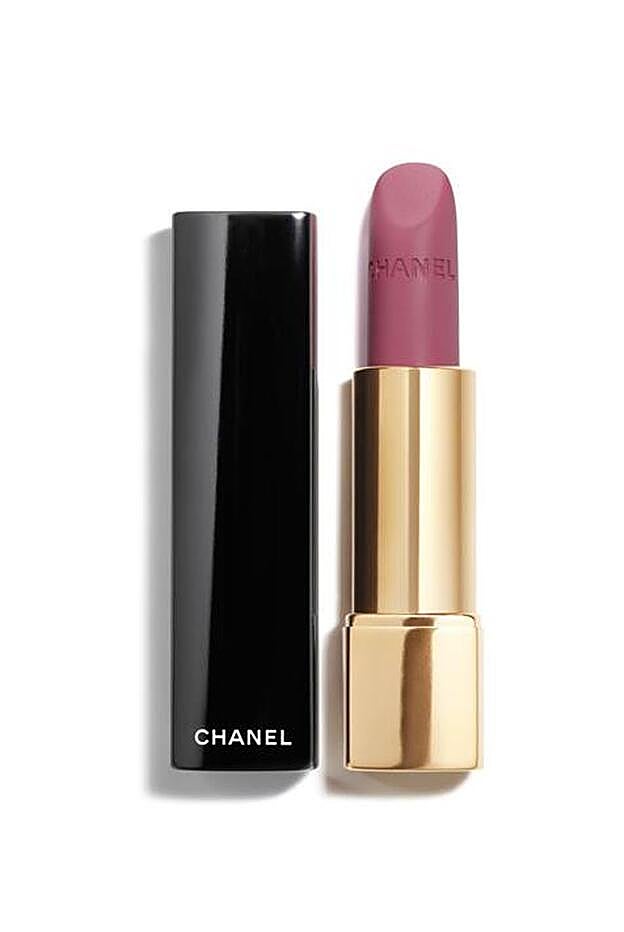 Labial Rouge Allure Velvet de Chanel en uno de sus tonos nude (tono 62), perfecto para copiar este maquillaje de la actriz.