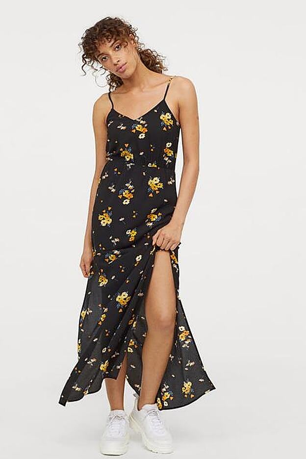 Vestido de flores amarillas sobre fondo negro de H&M.