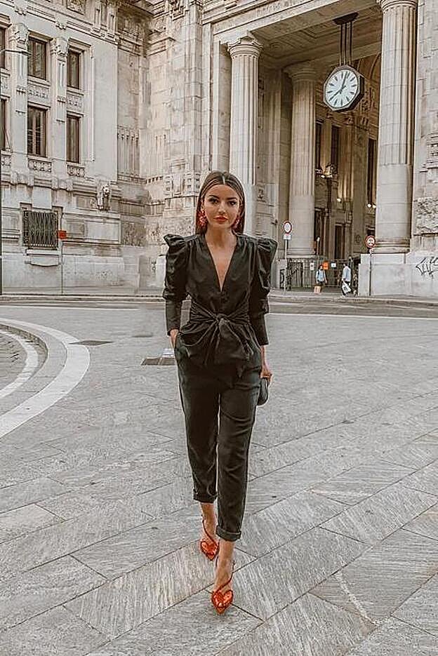 Lovely Pepa le ha dado color a su último estilismo de traje de chaqueta negro con unos zapatos rojos de Juan Vidal y unos pendientes en forma de flor de la firma de otra influencer, Paula Ordovás.