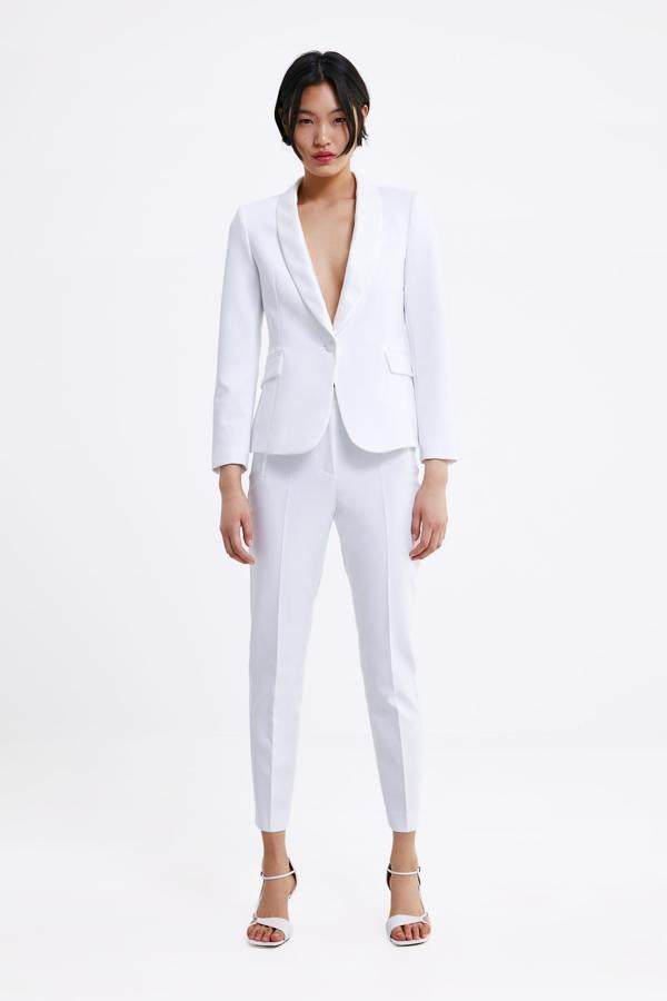 El esmoquin blanco de Saint Laurent fue uno de los grandes hitos en la moda femenina. Y esta versión de Zara (49.95 euros la chaqueta y 29.95 euros el pantalón) nos parece perfecta para una novia en el día de su boda.