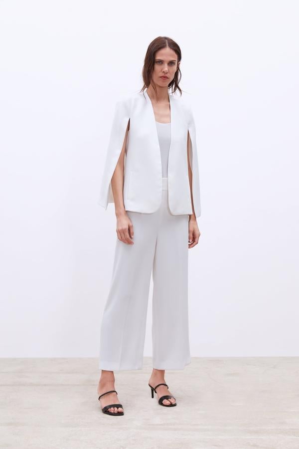 Súper elegante, sofisticado y original, este traje con chaqueta capa (49.95 euros) y pantalón culotte (29.95 euros) de Zara son perfectos para una boda urbana muy elegante.