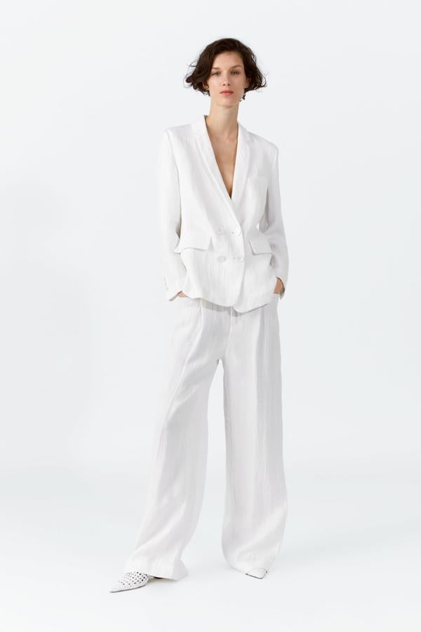 En lino blanco, de silueta oversize y súper estiloso, este traje blanco es pura inspiración retro... y pura elegancia. La chaqueta cuesta 69.95 euros, y el pantalón, 39.95 euros.