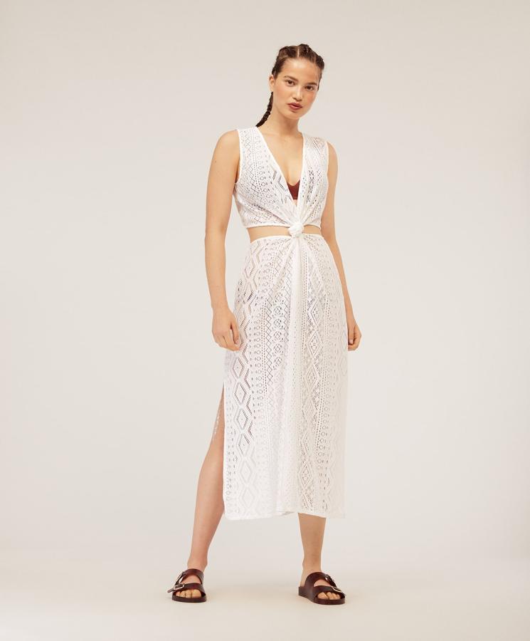 Vestido blanco calado con detalles 'cut out' y nudo en la cintura. Su precio con descuento pasa de 25.99 a 20.79 euros antes de las rebajas de verano de Oysho.