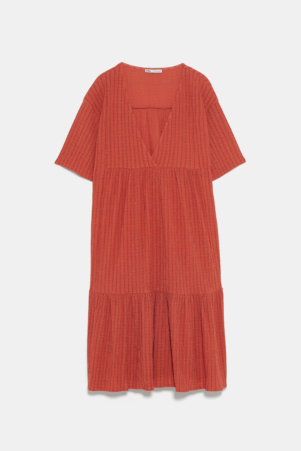 Vestido amplio con escote a pico de Zara. (25,95 euros).