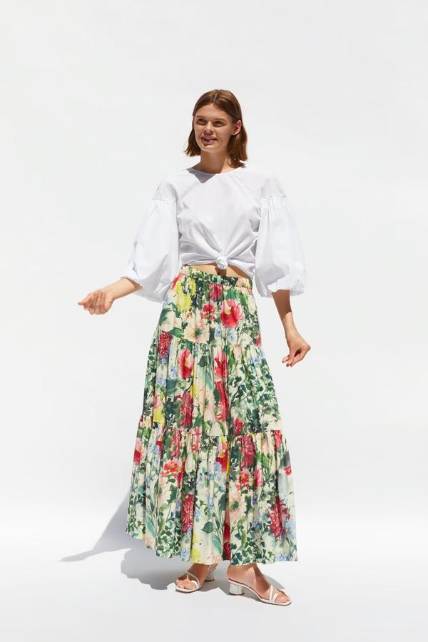 Una de nuestras favoritas por el gran vuelo que va ganando la falda gracias a los dos volantes consecutivos. El estmpado de grandes flores es también espectacular (Zara, 49,95 euros).