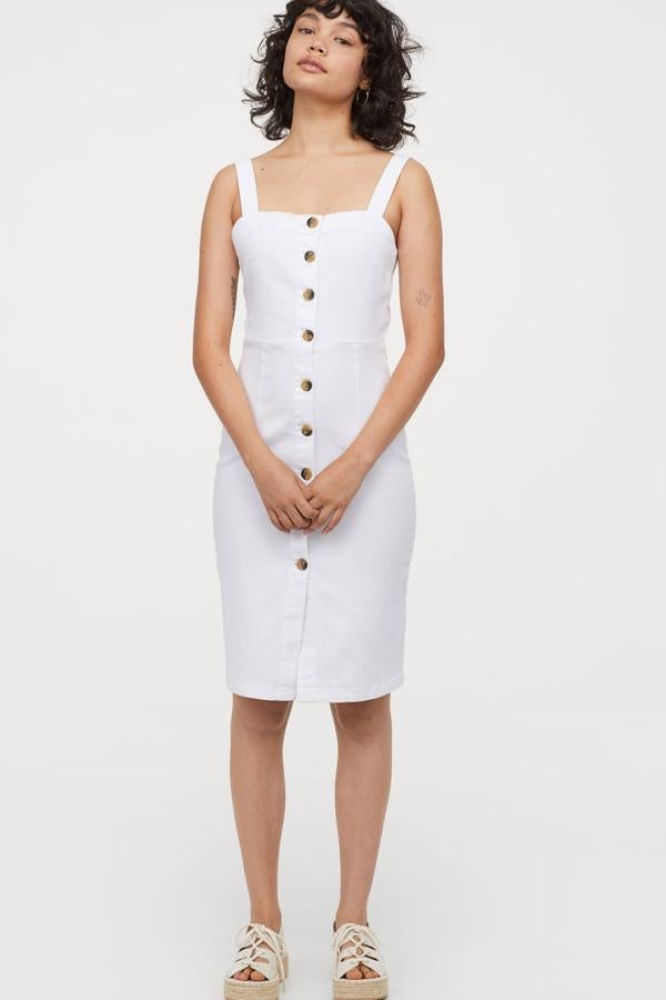 Otro tono más fresoc y sexy para este vestido entallado en sarga de algodón elástic,a con botones delante y costura en la cintura. Lo encuentras en H&M por 29,99 euros.